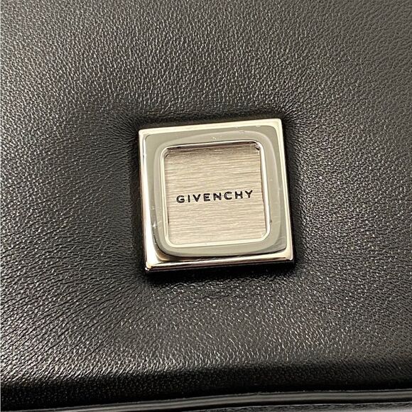 Givenchy Medium 4G Quilted Crossbody Bag in Lambskin Leather - Picture 13 of 16